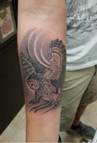 Braço de menino de ilustração de tatuagem de coruja na foto de tatuagem de coruja cinza