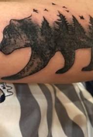 Tatuaggio di orso con braccio di ragazzo totem tatuaggio immagine