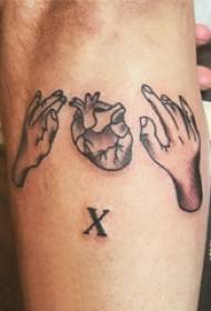 Materiál tetování paže, mužské paže, obrázek rukou a srdce tetování