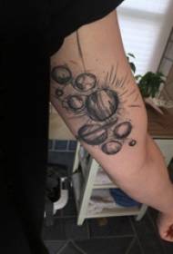 Jednoduché tetovanie skica mužskej planéty na čiernej planéte tetovanie obrázok