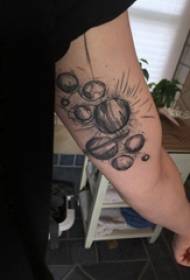 U tatuatu simplice di pianeta masculina di schizzu in stampa di tatuaggi di pianeta negra