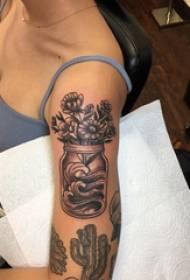 Tatuaje de brazo rapaza de flores de rapaza de flor e tatuaxe de spray