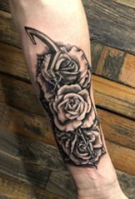 Rose tattoo ภาพประกอบแขนของหญิงสาวบนรูปภาพกุหลาบสักสีเทาสีดำ