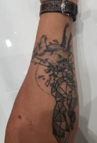 Γεωμετρικό σχέδιο τατουάζ τέχνης γεωμετρικών τατουάζ ζώων στο αρσενικό βραχίονα