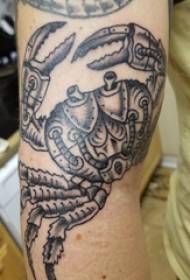 Krîza tattooê ya crab li ser wêneya tattooê ya crab black