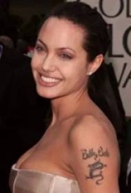 Angelina Jolie's Tattoo Angelina Jolie Arms אויף שוואַרץ ענגליש טאַטוירונג בילד