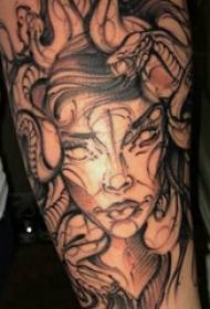 Immagine del tatuaggio di Medusa Immagine del braccio della ragazza su immagine del tatuaggio Medusa grigio nero