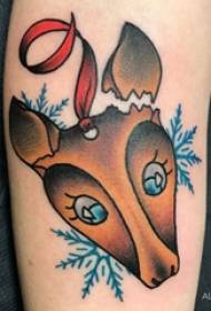 Рука девојке за тетоважу животиња Бејла на слици тетоваже у боји лосова