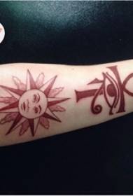 Ang tattoo ng mata, braso ng batang lalaki, larawan ng sun tattoo