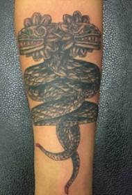 Татуировка змеиной руки мальчика на черном двуглавом змее