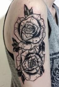 Braç gran de la noia del tatuatge de la flor a la imatge negra del tatuatge de la flor