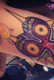 Ramię dziewczynki z kolorowym tatuażem na kolorowym obrazie tatuażu serca