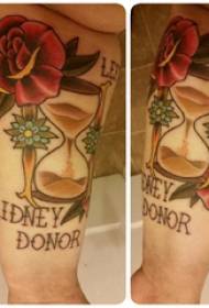 Tatuaje de flor literaria brazo estudante masculino na imaxe de tatuaxe de relleno de clase