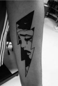 Dominirajući lik munja tetovaža na ruci i slika munje tetovaža