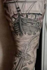 Braccio dello studente maschio della barca a vela del tatuaggio sull'immagine grigia nera del tatuaggio di navigazione