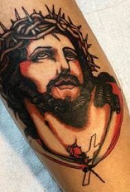 Jesus Tattoo ወንድ የጦር መሣሪያዎች በቀለማት የ ‹ኢየሱስ› ንቅሳት ሥዕል ላይ