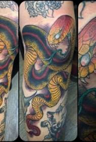 Slang en arm tatoeëringspatroon Skoolseun met geverfde slang en arm tattoo foto