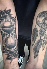 Materiale del tatuaggio del braccio, braccio dello studente maschio sulla clessidra e immagine del tatuaggio di acchiappasogni