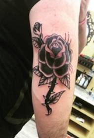 Arm tatoeage materiaal, manlike earm, swarte roze tatoeëringsfoto