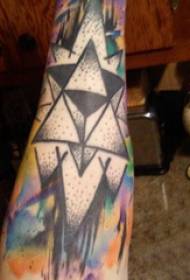 Татуировка: рука ученика с изображением шестиконечной звезды на цветной татуировке с изображением шестиконечной звезды