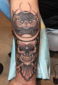 Skull tatuering, manlig arm, tatuering, uggla mönster