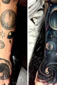 Tatuaggio braccio del ragazzo del pianeta sulla piccola immagine del tatuaggio del pianeta