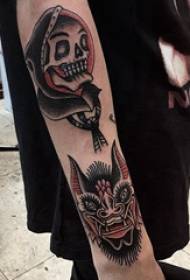 Татуювання на руках, малюнки хлопчика, татуювання звіра та черепа
