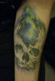 Matériel de tatouage, bras de garçon, ciel étoilé et photo de tatouage