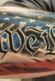 Tatuaggio floreale inglese Studente maschio braccio fiore corpo tatuaggio inglese Modello di tatuaggio bandiera americana
