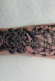 Tattoo առագաստանավի տղայի ձեռքը ծաղկի դաջվածքի առագաստանավի նկարում