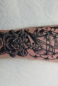 Braccio del ragazzo della barca a vela del tatuaggio sull'immagine della barca a vela del tatuaggio del fiore