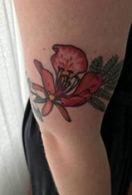 Bloem tattoo patroon meisje arm op gekleurde bloem tattoo foto