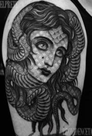 Kitoto cha tabia ya tattoo mfano wa shule ya shule juu ya picha nyeusi ya tattoo ya kijivu
