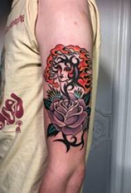 Kagandahang tattoo, braso ng lalaki, kagandahan at mga larawang tattoo ng halaman
