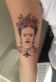 Krāsots tetovējums, zēna roka, ziedi un personāža tetovējuma attēli