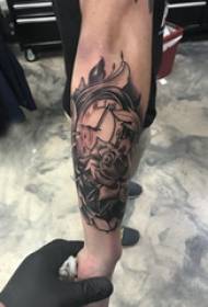 Rankos tatuiruotės paveikslėlis mokyklos berniukas rankos ant rožės ir laikrodžio tatuiruotės paveikslėlis
