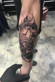 Brako tatuaje lernejo knabo brako sur rozo kaj horloĝo tatuaje bildo