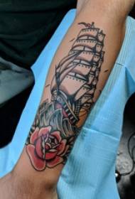 Rankos tatuiruotės medžiaga, vyriškos rankos, rožės ir burlaivio tatuiruotės paveikslėlis
