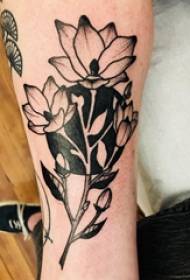 Driegħ tat-tifla tat-tatwaġġ tal-lotus ftit fuq stampa tat-tatwaġġ tal-lotus żgħir