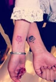 Squisito tatuaggio sul braccio di coppia