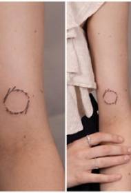 Svart minimalistisk tatovering svart minimalistisk tatoveringsbilde på jentas arm
