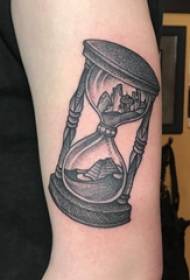 Tatuaggio braccio clessidra braccio del ragazzo sulla clessidra e costruzione foto tatuaggio