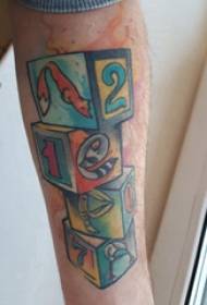 Model de tatuaj geometric Poză geometrică de tatuaj de cerneală masculină pe braț