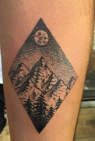 Obraz tatuażu ramienia Ramię chłopca na rombie i obraz tatuażu górskiego