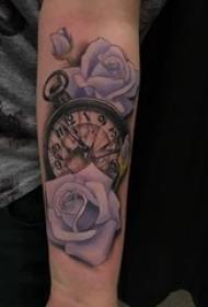 Tatuaggio floreale, braccio maschile, orologio da tasca europeo e americano, foto di fiori tatuaggio