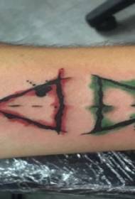 Geometric element tattoo man student student arm op gekleurde driehoek tattoo foto