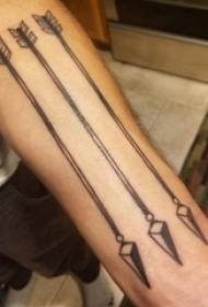 Arrow tatoeëring seun se arm op 'n skerp pyltatoeëring prentjie