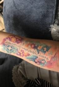 Il braccio del ragazzino del tatuaggio cosmico sulla piccola immagine dipinta del tatuaggio cosmico