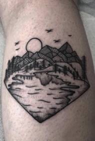 Braccio del ragazzo del tatuaggio del picco della collina sul modello del tatuaggio del picco di montagna
