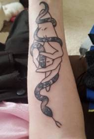 Tatuaj de mână ilustrare tatuaj mână fată și poză șarpe tatuaj
